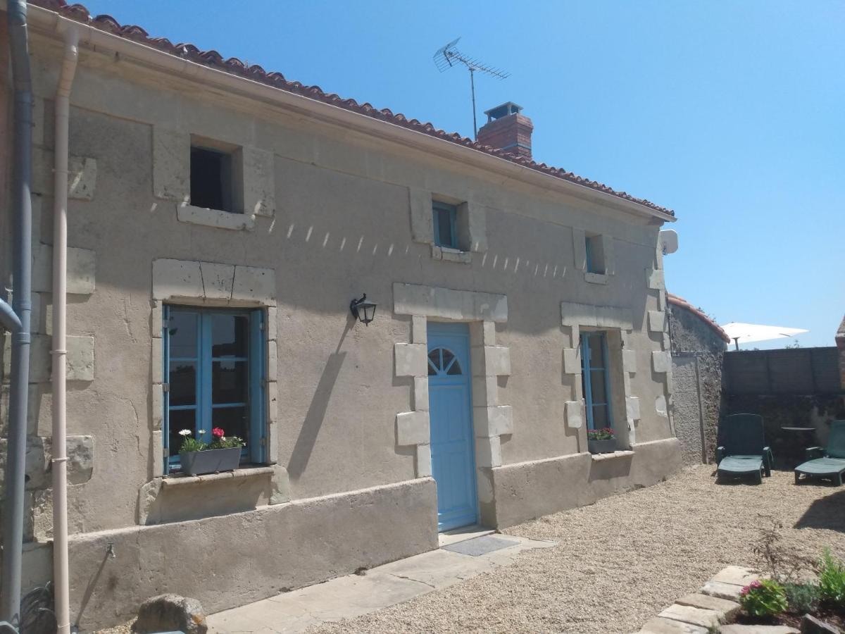 Lavender House - Traditional Stone House Oozing Charm And Character Cersay Exterior foto